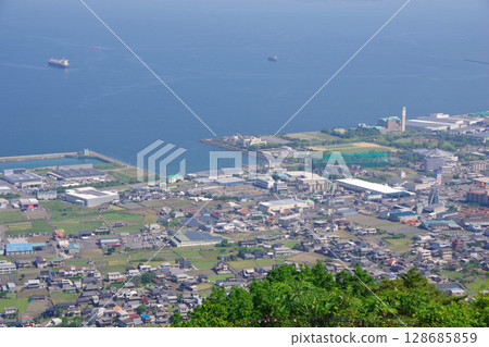 從愛媛郡四國中央市極貞展望台眺望伊予三島運動公園地區 從愛媛郡四國中央市極貞展望台眺望伊予三島運動公園地區 128685859