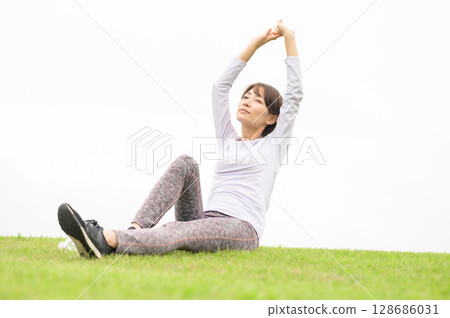 舒展在草的婦女 舒展在草的婦女 128686031