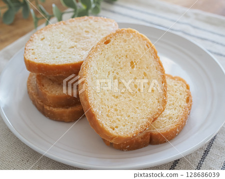 Delicious rusks on a plate 128686039