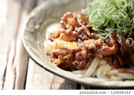 放滿蔥花和牛肉壽喜燒的冷烏龍麵、放滿群噴的冷烏龍麵 128686163