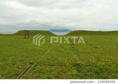 透過土方工程的縫隙看到的四國館內部和函館山(北海道函館市) 透過土方工程的縫隙看到的四國館內部和函館山(北海道函館市) 128686508