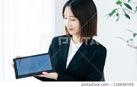 顯示片劑的女商人 128686598