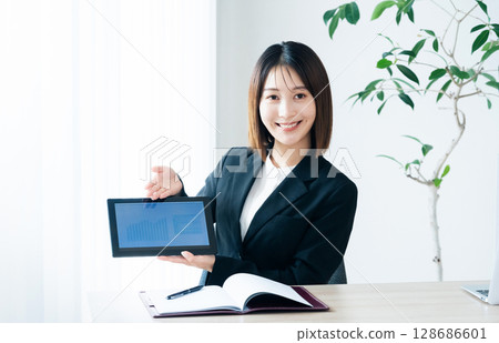 顯示片劑的女商人 128686601