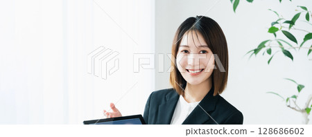 顯示片劑的女商人 128686602