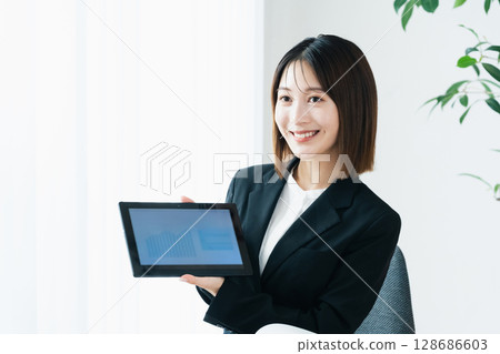 Business woman showing tablet 128686603