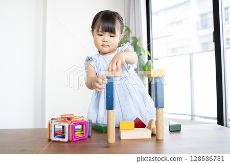 小女孩玩積木的教育場景 128686781