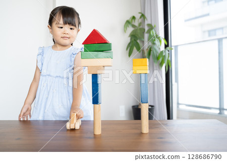 小女孩玩積木的教育場景 小女孩玩積木的教育場景 128686790