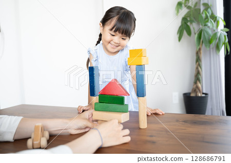 小女孩玩積木的教育場景 128686791
