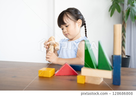 小女孩玩積木的教育場景 小女孩玩積木的教育場景 128686808