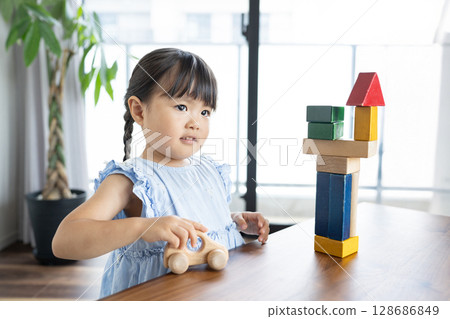 小女孩玩積木的教育場景 小女孩玩積木的教育場景 128686849
