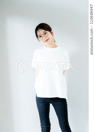 Portrait of a woman in a T-shirt 128686947
