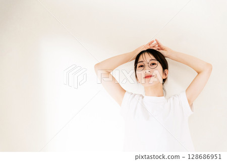 身穿 T 恤的女子肖像 128686951