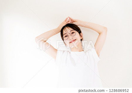 身穿 T 恤的女子肖像 128686952
