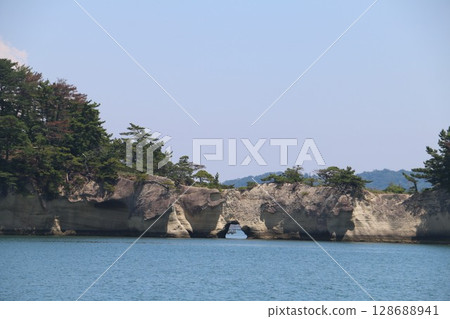 The Urato Islands, like a miniature garden floating at the mouth of Matsushima Bay 128688941