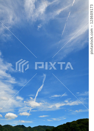 藍天、白雲、飛機尾跡 128689173