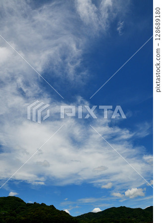 藍天、白雲、飛機尾跡 128689180