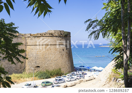 北塞浦路斯土耳其共和國凱里尼亞城堡和停車場的照片 北塞浦路斯土耳其共和國凱里尼亞城堡和停車場的照片 128689287