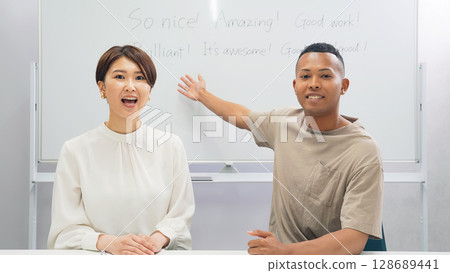 一名黑人男子和一名日本女子在教室裡教學 128689441