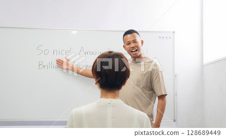 一位黑人男老師正在上英語課 128689449