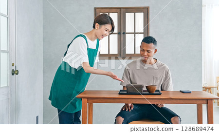 餐廳工作人員為黑人提供服務 餐廳工作人員為黑人提供服務 128689474