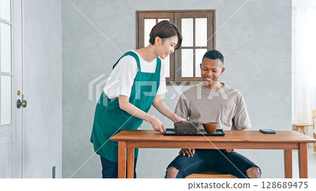 餐廳工作人員為黑人提供服務 餐廳工作人員為黑人提供服務 128689475