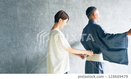 一名黑人請和服穿衣師幫他穿上浴衣 一名黑人請和服穿衣師幫他穿上浴衣 128689479