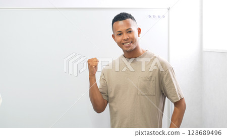 一位黑人男老師在白板前揮舞著拳頭 128689496