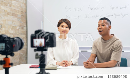 一名黑人男子和一名日本女子拍攝視頻 一名黑人男子和一名日本女子拍攝視頻 128689498