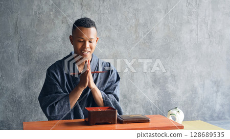 穿著和服吃鰻魚飯的外國男人 128689535