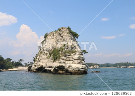 The Urato Islands, like a miniature garden floating at the mouth of Matsushima Bay The Urato Islands, like a miniature garden floating at the mouth of Matsushima Bay 128689562