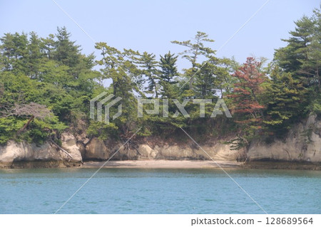 The Urato Islands, like a miniature garden floating at the mouth of Matsushima Bay 128689564