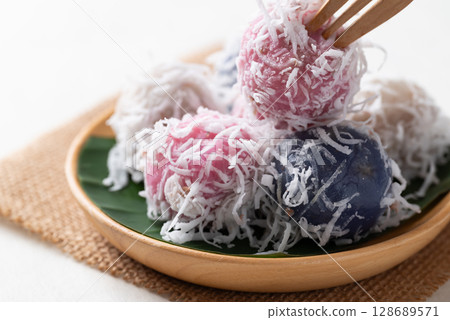 Thai coconut ball (Khanom Tom), Traditional Thai dessert 128689571