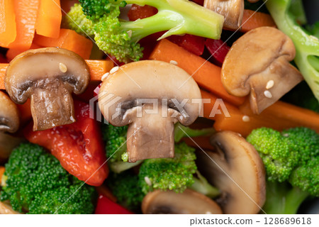 Stir fried vegetables, champignon mushroom, broccoli, bell pepper and carrot with soy sauce 128689618