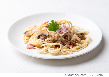 Spaghetti carbonara with ham, bacon and champignon mushroom, Italian food Spaghetti carbonara with ham, bacon and champignon mushroom, Italian food 128689619