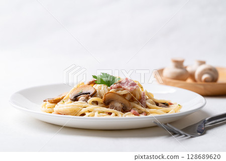 Spaghetti carbonara with ham, bacon and champignon mushroom, Italian food Spaghetti carbonara with ham, bacon and champignon mushroom, Italian food 128689620