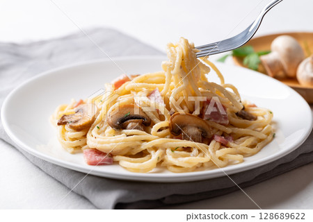 Spaghetti carbonara with ham, bacon and champignon mushroom, Italian food 128689622