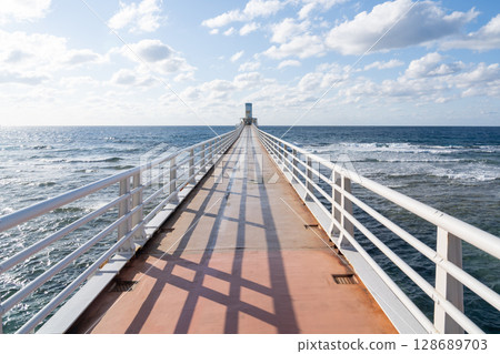 Okinawa's hidden scenic spot: The bridge to the underwater observation tower Okinawa's hidden scenic spot: The bridge to the underwater observation tower 128689703