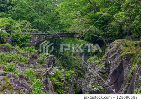 [九州、宮崎] 高千穗峽是由阿蘇山火山活動形成的峽谷，擁有被侵蝕的懸崖和真名井瀑布，是一條美麗的峽谷。 128690582