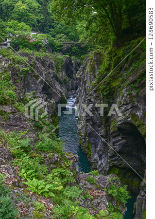 [九州、宮崎] 高千穗峽是由阿蘇山火山活動形成的峽谷，擁有被侵蝕的懸崖和真名井瀑布，是一條美麗的峽谷。 128690583