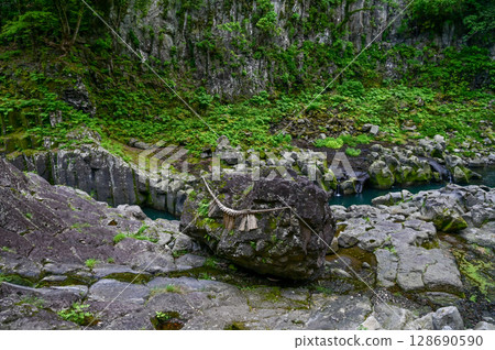 [Kyushu, Miyazaki] Takachiho Gorge was created by volcanic activity at Mount Aso. It is a beautiful gorge with eroded cliffs and Manai Falls. 128690590