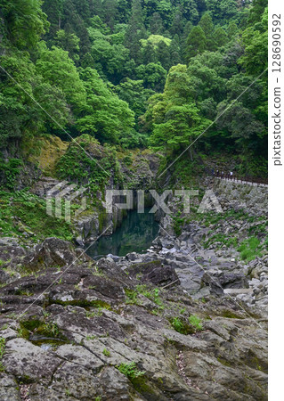 [九州、宮崎] 高千穗峽是由阿蘇山火山活動形成的峽谷，擁有被侵蝕的懸崖和真名井瀑布，是一條美麗的峽谷。 128690592