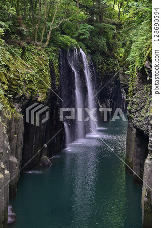 [Kyushu, Miyazaki] Takachiho Gorge was created by volcanic activity at Mount Aso. It is a beautiful gorge with eroded cliffs and Manai Falls. 128690594