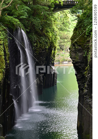 [九州、宮崎] 高千穗峽是由阿蘇山火山活動形成的峽谷，擁有被侵蝕的懸崖和真名井瀑布，是一條美麗的峽谷。 128690599