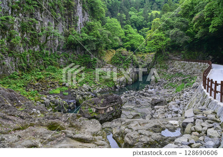 [Kyushu, Miyazaki] Takachiho Gorge was created by volcanic activity at Mount Aso. It is a beautiful gorge with eroded cliffs and Manai Falls. 128690606