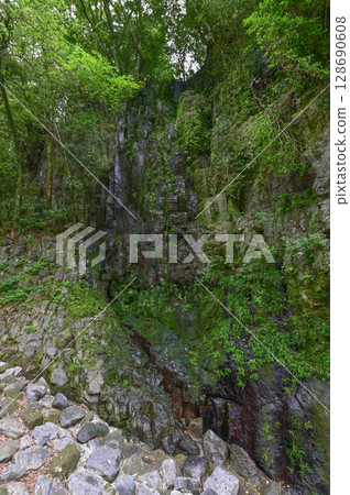 [Kyushu, Miyazaki] Takachiho Gorge was created by volcanic activity at Mount Aso. It is a beautiful gorge with eroded cliffs and Manai Falls. 128690608