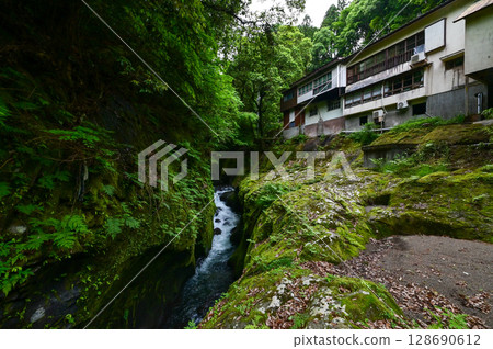 [Kyushu, Miyazaki] Takachiho Gorge was created by volcanic activity at Mount Aso. It is a beautiful gorge with eroded cliffs and Manai Falls. 128690612