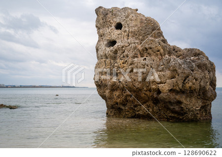 漂浮在海面上的神秘岩石｜沖繩最壯觀的景點 128690622
