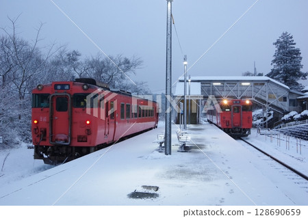 Yamaguchi Line Tokusa Station Kiha 40 Snow Scene Yamaguchi Line Tokusa Station Kiha 40 Snow Scene 128690659