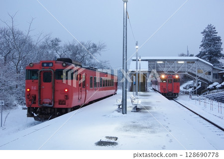 Yamaguchi Line Tokusa Station Kiha 40 Snow Scene Yamaguchi Line Tokusa Station Kiha 40 Snow Scene 128690778