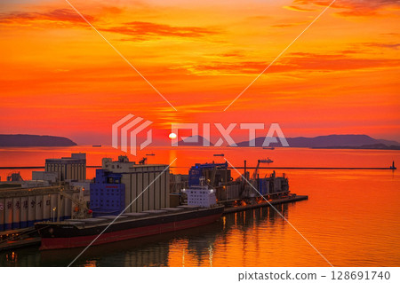 從博多港塔欣賞日落時的博多灣和港口 128691740